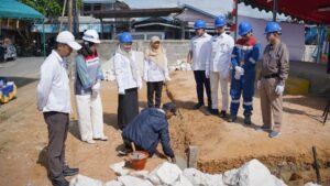 Peletakan batu pertama pembangunan gazebo Program Karia Seraya oleh Pertamina Patra Niaga Regional Kalimantan bersama Yayasan An Nahl Balikpapan di Sepinggan Raya.
