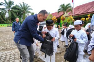 Telkomsel melalui program CSR menyalurkan bantuan perlengkapan sekolah dan dukungan akses pembelajaran digital bagi pelajar di sejumlah wilayah Kalimantan.