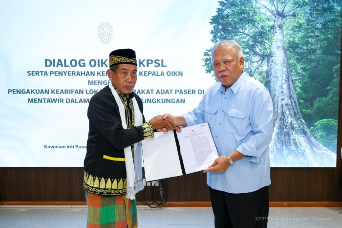 Kepala Otorita IKN Basuki Hadimuljono menyerahkan Salinan Keputusan Kepala Otorita IKN Nomor 84 Tahun 2026 tentang Pengakuan dan Perlindungan Kearifan Lokal Masyarakat Adat Paser di Mentawir dalam Pelindungan dan Pengelollan Lingkungan Hidup di Ibu Kota Nusantara, pada Rabu (13/5/2026). (foto : Humas IKN)