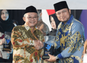 Menteri Pendidikan Dasar dan Menengah, Abdul Mu’ti menyerahkan penghargaan kepada Gubernur Kaltim, Rudy Mas’ud (Harum) pada Malam Tasyakuran Hari Pendidikan Nasional (Hardiknas) 2026 di Plaza Insan Berprestasi, Gedung A Kemendikdasmen Jakarta, Senin (25/5/2026) malam. (foto : Pemprov)