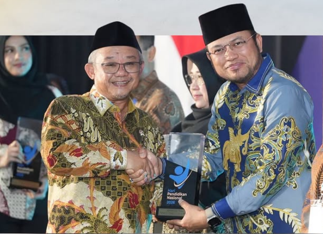 Menteri Pendidikan Dasar dan Menengah, Abdul Mu’ti menyerahkan penghargaan kepada Gubernur Kaltim, Rudy Mas’ud (Harum) pada Malam Tasyakuran Hari Pendidikan Nasional (Hardiknas) 2026 di Plaza Insan Berprestasi, Gedung A Kemendikdasmen Jakarta, Senin (25/5/2026) malam. (foto : Pemprov)