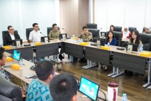 Staf Khusus Kepala Otorita Ibu Kota Nusantara (IKN) Bidang Komunikasi Publik sekaligus Juru Bicara Otorita IKN, Troy Pantouw, berdiskusi bersama generasi muda dalam kegiatan IKN Youth di Kantor Perwakilan Otorita IKN Jakarta, Kamis (30/04/2026). (foto : Humas IKN)