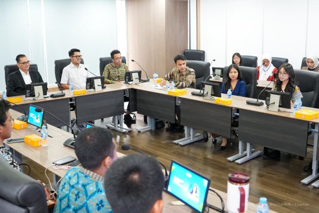 Staf Khusus Kepala Otorita Ibu Kota Nusantara (IKN) Bidang Komunikasi Publik sekaligus Juru Bicara Otorita IKN, Troy Pantouw, berdiskusi bersama generasi muda dalam kegiatan IKN Youth di Kantor Perwakilan Otorita IKN Jakarta, Kamis (30/04/2026). (foto : Humas IKN)
