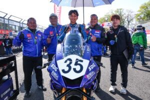 Wahyu Nugroho bersama tim Yamaha Racing Indonesia usai menjalani race perdana ST600 All Japan Road Race Championship di Sirkuit Sugo, Jepang.