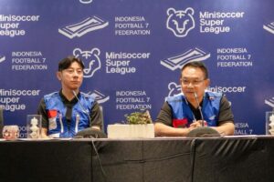 Kepala Staf Kepresidenan Jenderal TNI (Purn) Dudung Abdurachman, didampingi mantan pelatin Timnas Indonesia Shin Tae-yong mendeklarasikan berdirinya Indonesia Football 7 Federation di Jakarta pada Kamis (30/4/2026) (foto : KSP)
