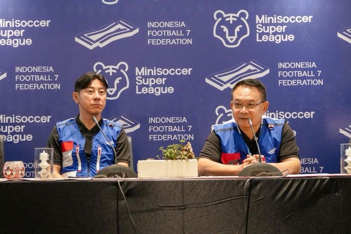 Kepala Staf Kepresidenan Jenderal TNI (Purn) Dudung Abdurachman, didampingi mantan pelatin Timnas Indonesia Shin Tae-yong mendeklarasikan berdirinya Indonesia Football 7 Federation di Jakarta pada Kamis (30/4/2026) (foto : KSP)