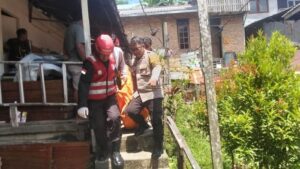 Tim Respons Bencana Batalyon A Pelopor Sat Brimob Polda Kaltim membantu proses evakuasi seorang pria yang ditemukan meninggal dunia akibat gantung diri di kawasan Jl. D.I. Panjaitan RT.31, Kel.Sumberejo, Balikpapan, Sabtu (09/05/26). (foto : Polda)