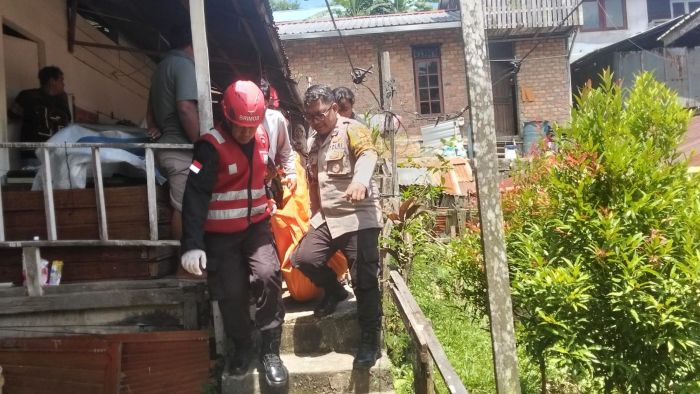 Tim Respons Bencana Batalyon A Pelopor Sat Brimob Polda Kaltim membantu proses evakuasi seorang pria yang ditemukan meninggal dunia akibat gantung diri di kawasan Jl. D.I. Panjaitan RT.31, Kel.Sumberejo, Balikpapan, Sabtu (09/05/26). (foto : Polda)