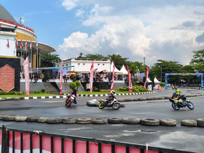 Ajang balap motor garapan ikatan motor daerah yang digelar di Balikpapan sukses menyedot perhatian ratusan pembalap dari seluruh kabupaten dan kota se-Kaltim