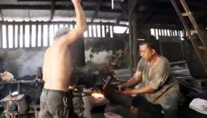 Pengrajin pandai besi di Balikpapan (foto : Inibalikpapan/Samsul)