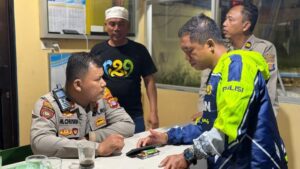 Kapolsek Balikpapan Timur, AKP M. Chusen, bersama Kanit Binmas dan Bhabinkamtibmas Kelurahan Manggar, Aipda Edy Wahyudi melakukan monitoring menyasar Pos Satkamling RT 76 Manggar (foto : IST)