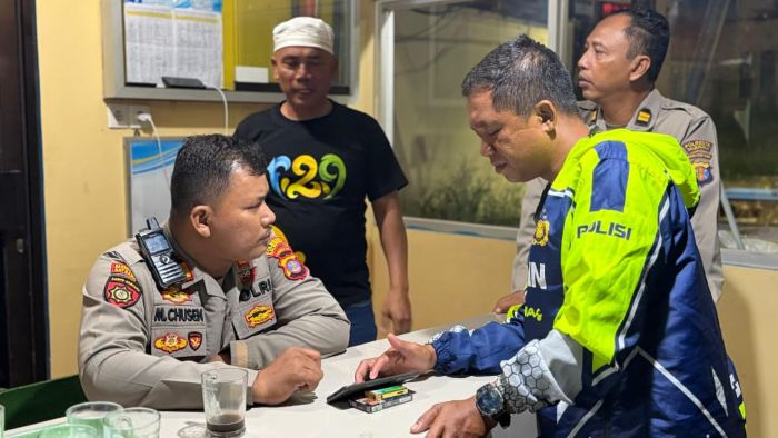 Kapolsek Balikpapan Timur, AKP M. Chusen, bersama Kanit Binmas dan Bhabinkamtibmas Kelurahan Manggar, Aipda Edy Wahyudi melakukan monitoring menyasar Pos Satkamling RT 76 Manggar (foto : IST)