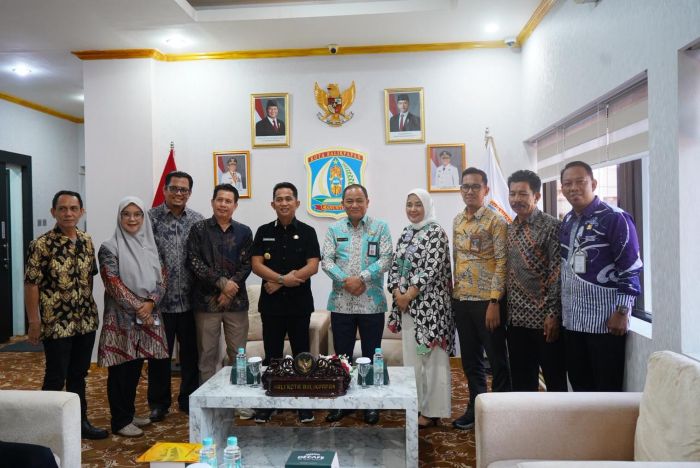 Wali Kota Balikpapan Rahmad Mas'ud menerima audiensi jajaran pengurus Ikatan Keluarga Sarjana Sulawesi Selatan (IKS3) periode 2025–2030 di Balai Kota, Kamis (21/5/2026). (foto : Inibalikpapan/Samsul)