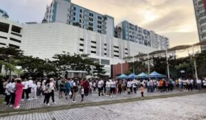 Ribuan masyarakat berbaur bersama jemaat dari berbagai denominasi gereja se-Kota Balikpapan memadati kawasan Pantai BSB, Sabtu (23/5/2026) pagi, guna mengikuti jalan sehat bersama dalam rangka peringatan Paskah dan Pentakosta 2026.