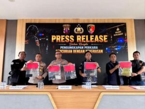 Polres Kutai Barat saat menggelar konfrensi pers (foto : Polda)