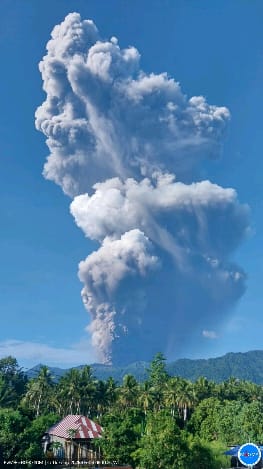 Gunung Dukono di Pulau Halmahera, Maluku Utara, kembali Erupsi (foto : ESDM)