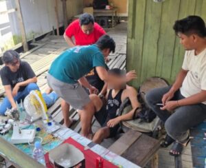 Tim Khusus Direktorat Reserse Narkoba Polda Kalimantan Timur melakukan penggerebekan di kawasan yang diduga menjadi lokasi peredaran narkotika di Gang Kedondong, Samarinda