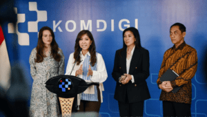 Menkomdigi Meutya Hafid didampingi Dirjen Komunikasi Publik dan Media (KPM) Fifi Aleyda Yahya dan Dirjen Pengawasan Ruang Digital Alexander Sabar melakukan konferensi pers bersama VP Global Public Policy Nicky Jackson Colaco di Kantor Kementerian Komdigi, Jakarta Pusat, Kamis (30/04/2026). Foto: DRA/Komdigi