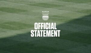 Manajemen Persib Bandung bergerak cepat meredam gejolak informasi di ruang publik terkait status larangan registrasi pemain baru (transfer ban) yang dijatuhkan oleh federasi sepak bola dunia, FIFA (foto : Persib.co.id)