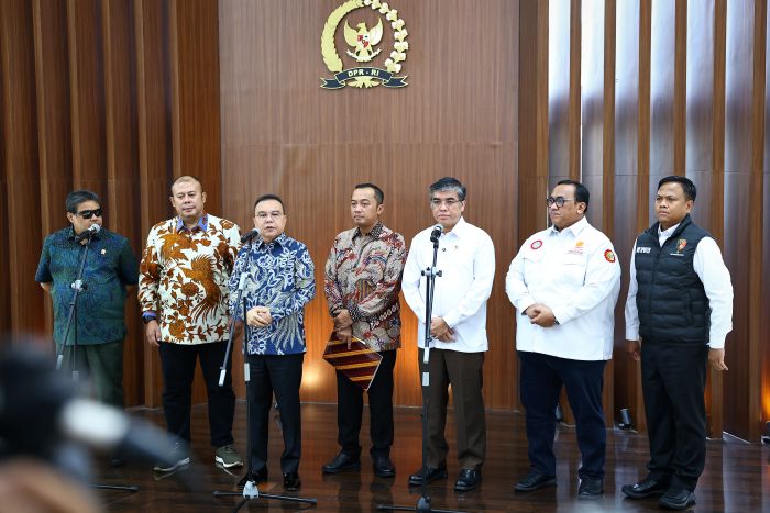 Konferensi pers di Kompleks Parlemen, Senayan, Jakarta, Jumat (26/6/2026) (foto : DPR)