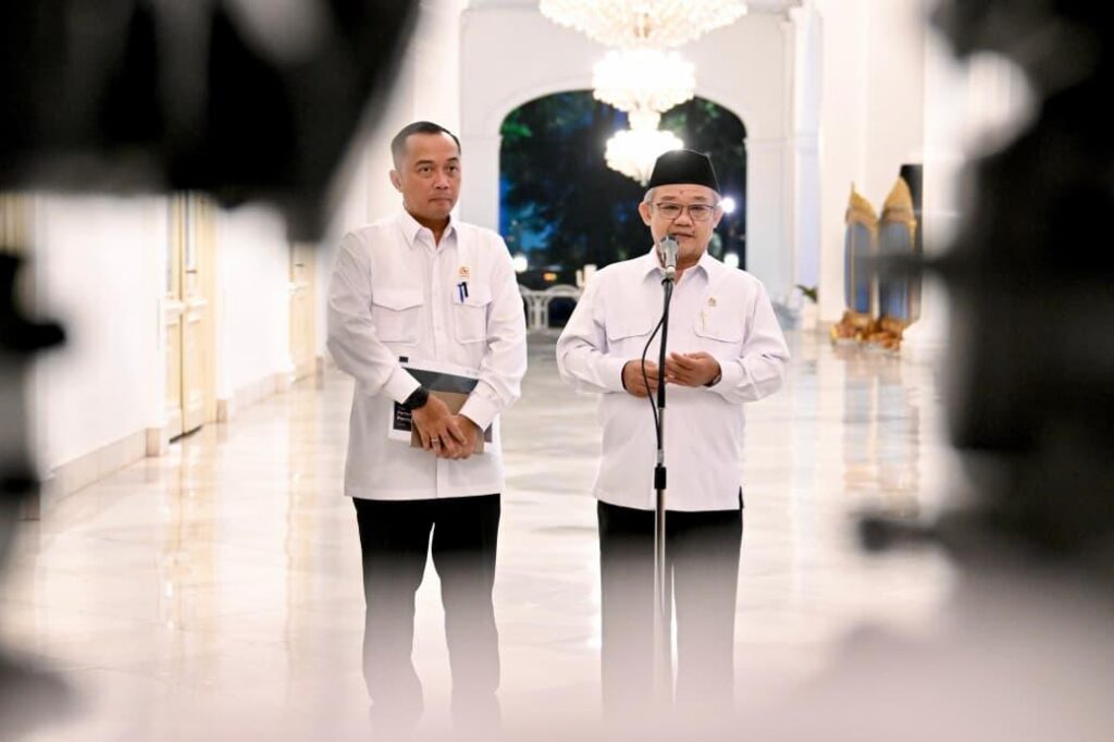Menteri Sekretaris Negara (Mensesneg) Prasetyo Hadi, dan Menteri Pendidikan Dasar dan Menengah (Mendikdasmen) Abdul Mu’ti pada Kamis (11/06/2026), di Istana Merdeka, Jakarta. (foto : Setpres)