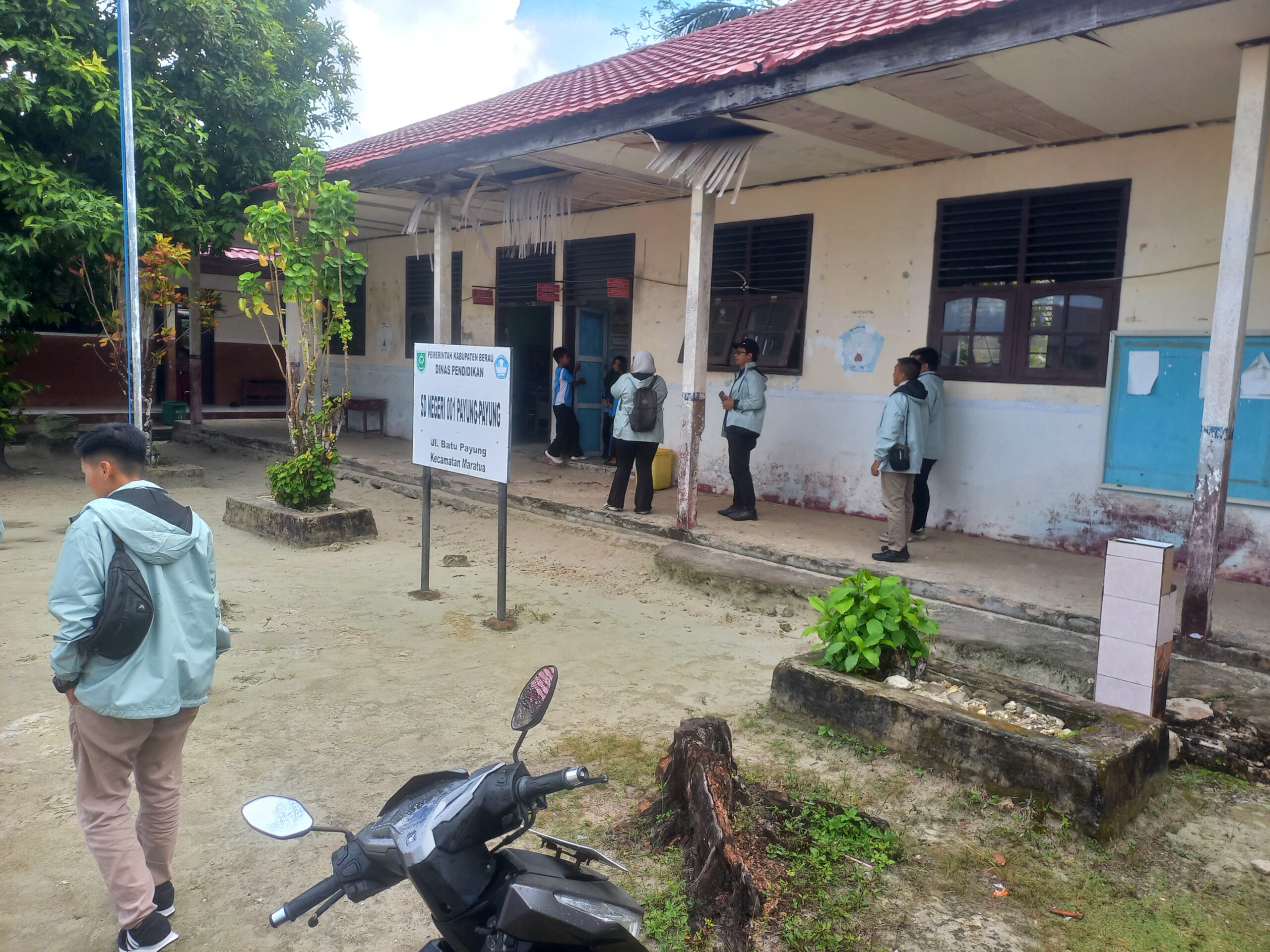 Kondisi SD 001 Payung-payung di Pulau Maratua Berau yang kondisinya butuh perbaikan dan pertambahan kapasitas internet.(Foto:Inibalikpapan.com/Dani)