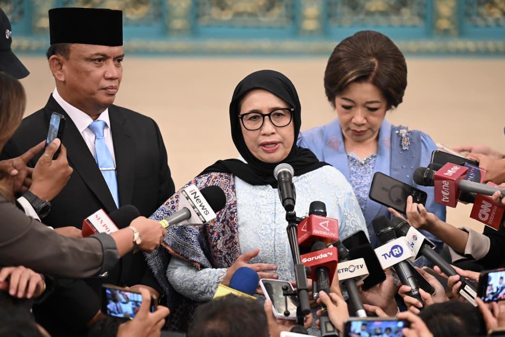 Kepala Badan Gizi Nasional (BGN) Nanik S. Deyang bersama Wakil Kepala BGN Agustina Arumsari dan Trenggono usai dilantik Presiden Prabowo (foto : Setneg)