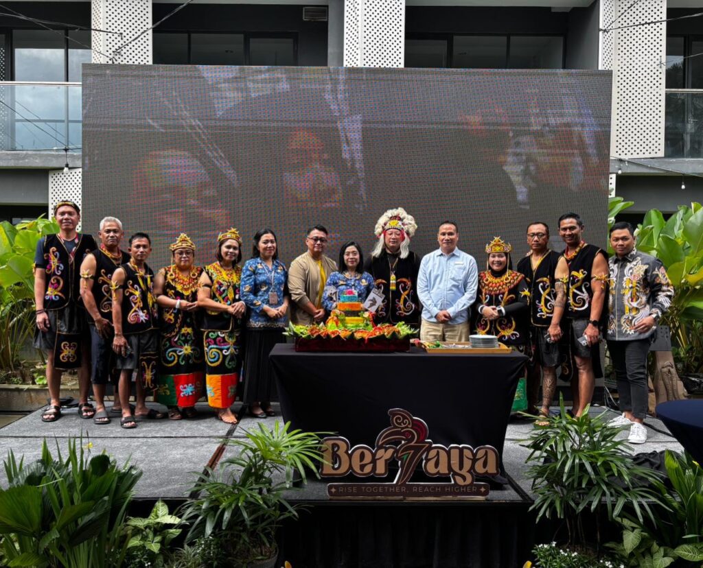 Perayaan HUT ke-7 Four Points by Sheraton Balikpapan berlangsung meriah dengan pemotongan tumpeng bersama manajemen, tamu undangan, dan perwakilan pemerintah. Mengusung tema "BERJAYA – Rise Together, Reach Higher", momen ini menjadi simbol kebersamaan dan komitmen untuk terus bertumbuh.