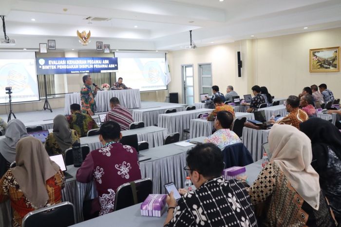Evaluasi Kehadiran ASN dan Bimbingan Teknis (Bimtek) Penegakan Disiplin ASN yang digelar di Kantor BKD Kaltim, Kamis (18/6/2026).