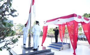 Wakil Gubernur Kaltim Seno Aji bertindak sebagai Inspektur Upacara (Irup) Peringatan Hari Lahir Pancasila 2026 tingkat Provinsi Kaltim di Halaman Kantor Gubernur Kaltim, Jalan Gajah Mada Samarinda, Senin (1/6/2026). (foto : Pemprov)