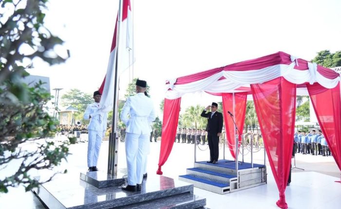 Wakil Gubernur Kaltim Seno Aji bertindak sebagai Inspektur Upacara (Irup) Peringatan Hari Lahir Pancasila 2026 tingkat Provinsi Kaltim di Halaman Kantor Gubernur Kaltim, Jalan Gajah Mada Samarinda, Senin (1/6/2026). (foto : Pemprov)