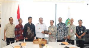 Wakil Gubernur Kaltim Seno Aji saat menerima jajaran Direksi PT PLN (Persero) Unit Induk Distribusi Kalimantan Timur dan Kalimantan Utara (UID Kaltimra) (foto : Pemprov)