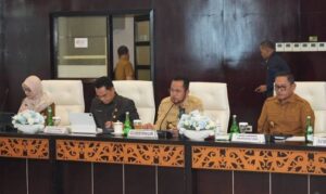 memimpin Rapat Forkopimda Kalimantan Timur (Kaltim) Tahun 2026 dengan tema “Isu Strategis Daerah dan Antisipasi Forkopimda”. Rapat digelar di Ruang Ruhui Rahayu Kantor Gubernur Kaltim, Selasa 30 Juni 2026.