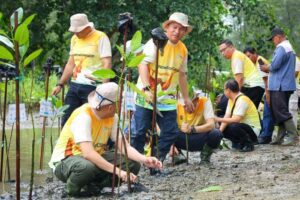 Otorita IKN bersama sejumlah mitra melaksanakan kegiatan Aksi Bersih Pantai dan Penanaman Mangrove di Pantai Tanah Merah, Kelurahan Tanjung Harapan, Kecamatan Samboja, pada Sabtu (13/06/2026).