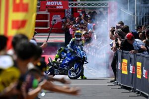 Aldi Satya Mahendra memacu Yamaha R9 saat memasuki area parc fermé usai finis podium ketiga pada Race 2 World Supersport 2026 seri Misano, Italia, Minggu (14/6/2026).