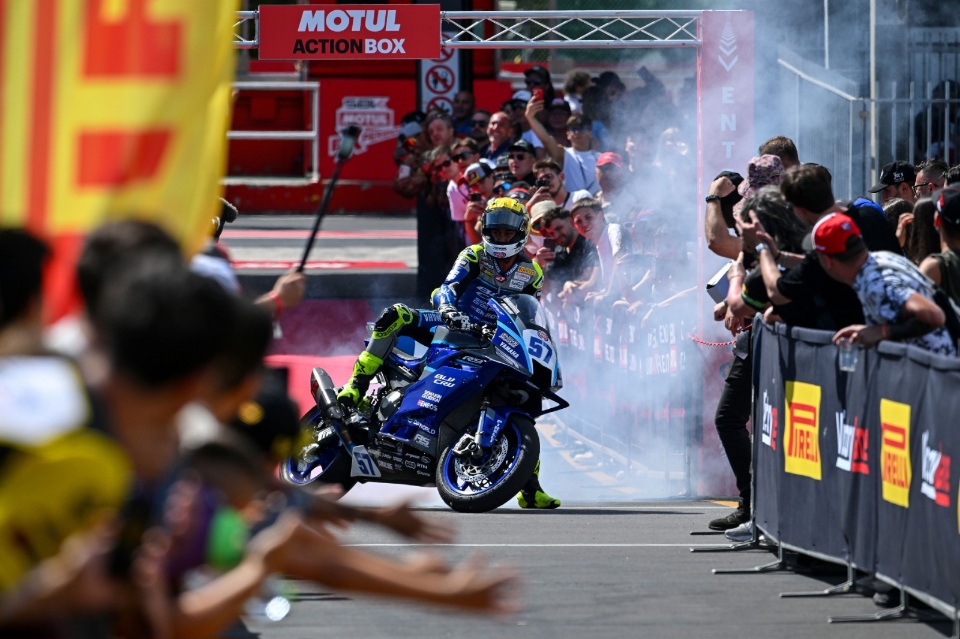 Aldi Satya Mahendra memacu Yamaha R9 saat memasuki area parc fermé usai finis podium ketiga pada Race 2 World Supersport 2026 seri Misano, Italia, Minggu (14/6/2026).