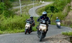Rombongan GEAR Ultimate Ride Celebes Expedition melintasi jalur berkelok dan menanjak menuju kawasan Toraja, Sulawesi Selatan.