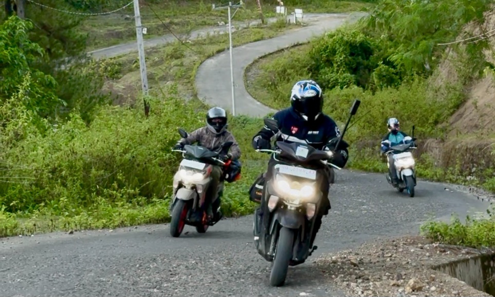 Rombongan GEAR Ultimate Ride Celebes Expedition melintasi jalur berkelok dan menanjak menuju kawasan Toraja, Sulawesi Selatan.