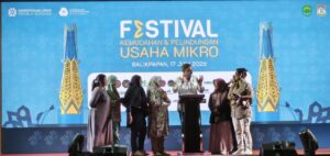 Menteri UMKM RI Maman Abdurrahman berdialog dengan pelaku UMKM saat Festival Kemudahan dan Perlindungan Usaha Mikro di Balikpapan, Selasa (17/6/2026).