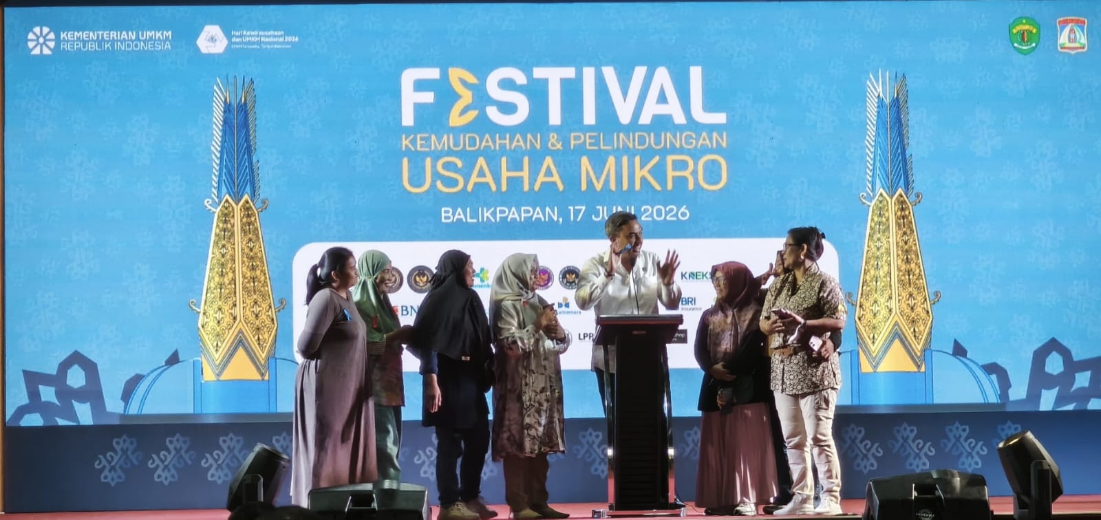 Menteri UMKM RI Maman Abdurrahman berdialog dengan pelaku UMKM saat Festival Kemudahan dan Perlindungan Usaha Mikro di Balikpapan, Selasa (17/6/2026).