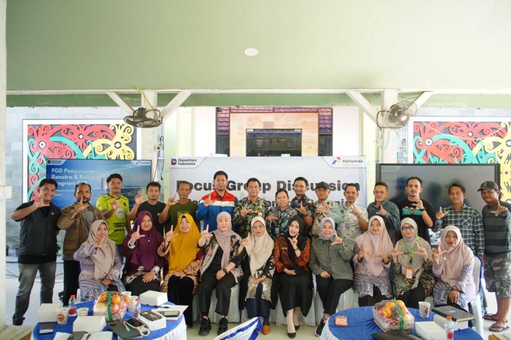 Perwakilan PT Pertamina Patra Niaga Kilang Balikpapan bersama warga, perangkat desa, dan dinas terkait dalam kegiatan Focus Group Discussion (FGD) Penyusunan Renstra & Renja Program CSR 2026 di Kabupaten Penajam Paser Utara (PPU). Foto: Sumber: PT PPN Unit Balikpapan