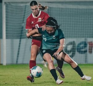 Timnas Putri Indonesia harus menahan malu usai ditaklukan Singapora dengan skor 0-2 dalam FIFA Macthday di Stadion Arcamanik, Bandung, Rabu 3 Juni 2026 malam