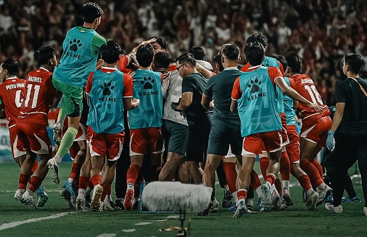 Pemain dan oficial Timnas U-19 Indonesia menyambut gembira usai Evandra Florasta mencetak gol dari titik putih, sekaligus memastikan kemenangan atas Vietnam 2-1 (foto : PSSI)