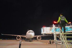 Pesawat Garuda Indonesia yang membawa jemaah haji tiba di Bandara SAMS Sepinggan Balikpapan.
