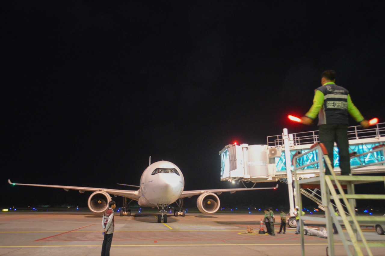 Pesawat Garuda Indonesia yang membawa jemaah haji tiba di Bandara SAMS Sepinggan Balikpapan.