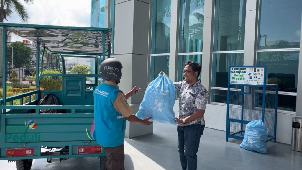 Program Bottle Up Challenge PLN Kaltimra berhasil mengumpulkan puluhan kilogram botol plastik untuk didaur ulang.