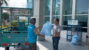 Program Bottle Up Challenge PLN Kaltimra berhasil mengumpulkan puluhan kilogram botol plastik untuk didaur ulang.