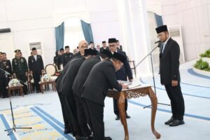 Gubernur Kalimantan Timur Rudy Mas'ud saat melantik dan mengambil sumpah jabatan 110 aparatur sipil negara (ASN) di lingkungan Pemerintah Provinsi di Pendopo Lamin Etam Kantor Gubernur Kaltim, Senin (29/6/2026). (foto : Pemprov)