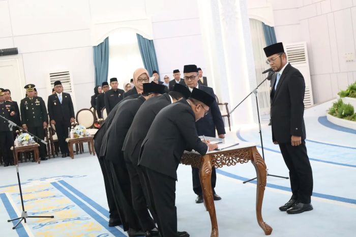 Gubernur Kalimantan Timur Rudy Mas'ud saat melantik dan mengambil sumpah jabatan 110 aparatur sipil negara (ASN) di lingkungan Pemerintah Provinsi di Pendopo Lamin Etam Kantor Gubernur Kaltim, Senin (29/6/2026). (foto : Pemprov)