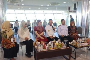 Gybernur Rudy Mas'ud dan Wakil Gubernur Aji Seno saat kunjungi Galeri UMKM Kaltim di Jalan Marsma R. Iswahyudi, Sepinggan, Balikpapan Selatan, Rabu (24/6/2026). (foto : Pemprov)